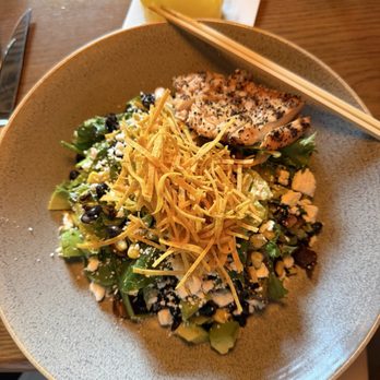 Earl’s - Avocado salad - Cocktail Bars Near Me - Honolulu, Hawaii