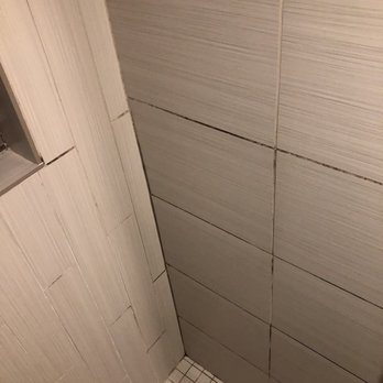 Holiday Inn & Suites Duluth-Downtown - Shower - Hotels Near Me - Duluth, Minnesota