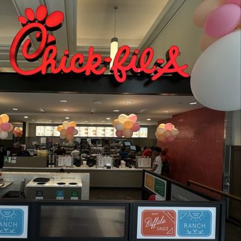 Chick-fil-A - Weight line and ordering at menu bar - Fast Food Near Me - Los Angeles, California