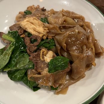 Kin Long Beach - Pad see ew - Thai Near Me - Long Beach, California