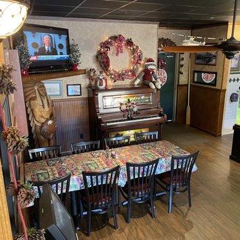 Emeralds Restaurant - the dining room and kitchen - American Near Me - Waynesboro, Tennessee