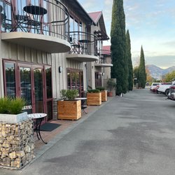 Settlers Motel - Outside pic of motel.