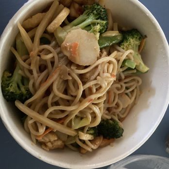 Fire Bowl Cafe - Chicken, spring veggies, spicy peanut sauce over lo mein noodles - Chinese Near Me - Austin, Texas