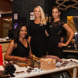 Klenk Zigarrenkultur - Event Team von Cigardeluxe mit kubanischer Rollerin beim "live" - drehen