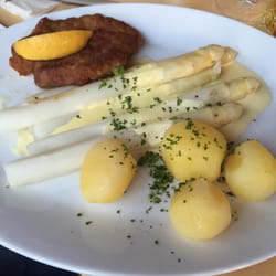Hubertusbaude - Kalbschnitzel mit Spargel und Kartoffeln