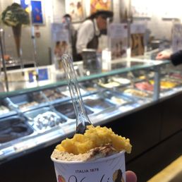 Small size (2 flavors) with a scoop of tiramisu and another of orange & passion fruit Small size (2 flavors) with a scoop of tiramisu and another of orange & passion fruit