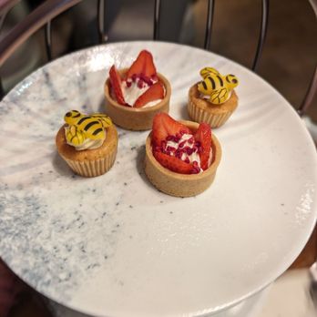 The St. Ermin's Tea Lounge - Tea Rooms Near Me - Westminster, XGL