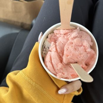 Parachute Ice Cream - Strawberry lemonade sorbet - Ice Cream & Frozen Yogurt Near Me - Victoria, British Columbia Parachute Ice Cream - Strawberry lemonade sorbet - Ice Cream & Frozen Yogurt Near Me - Victoria, British Columbia