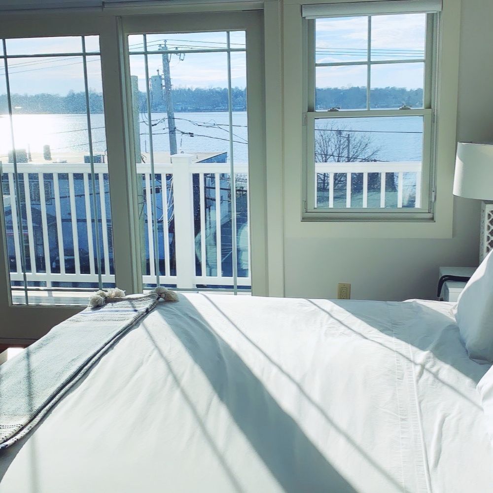 Seabreeze Inn - Mid-day sunlight - Hotels Near Me - Middletown, Rhode Island Seabreeze Inn - Mid-day sunlight - Hotels Near Me - Middletown, Rhode Island