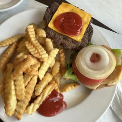 Lynn's Place - Cheeseburger