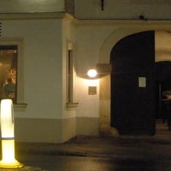 Taverna Filotimo - Der Eingangsbereich der Taverna Filotimo mit Sitzgelegenheiten für ein kleine Stärkung zwischendurch.