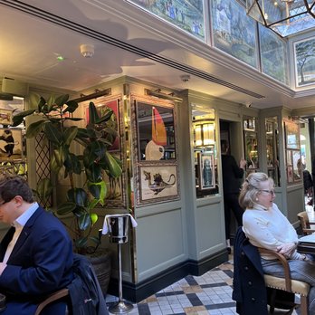 The Ivy Café - Inside - Cafes Near Me - London, XGL The Ivy Café - Inside - Cafes Near Me - London, XGL