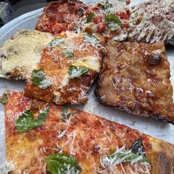 MAMA'S TOO! - house slice, poached pear, pepperoni, elote, bruschetta, cacio e pepe, vodka - Pizza Near Me - New York, New York