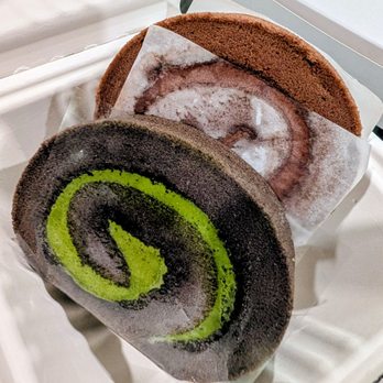 Mūmoo Cafe - Cocoa matcha and chocolate Swiss roll - Coffee & Tea Near Me - San Gabriel, California
