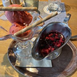 Zum Blauen Hecht - Strawberry sorbet with hot berries