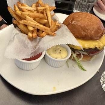 Hilltop Kitchen & Bar - Burger - Wine Bars Near Me - Syosset, New York