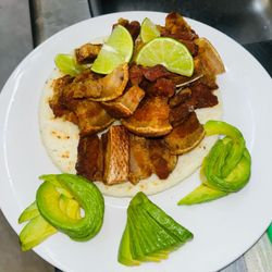El Arriero Colombian Restaurant - Arepa con chicharrón aguacate