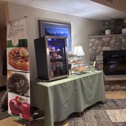 Quality Inn & Suites - Olympic National Park - Bfast in Lobby