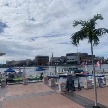 Big Ray's Fish Camp & Grille Riverwalk - Seafood Near Me - Tampa, Florida