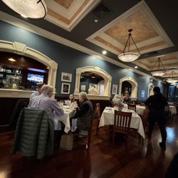 Stazione Di Federal - Dining room in the foreground with the bar in the background