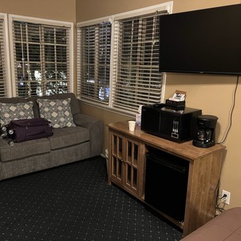 Robinhood Resort - Room at night - Big Bear Lake, CA