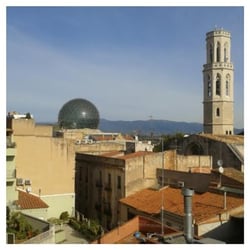 Hotel Plaza Inn - Vue sur la charmante Figueres avec les Massifs Pyrénéens au loin.