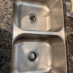 LV Sparkle Solutions - Kitchen sink after removing brown stains inside.