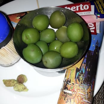 Pizza Sarno - Goutez les olives siciliennes offertes avec l'apéritif : un regal de gourmand ! - Italian Near Me - Paris, 75