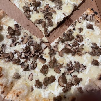 Il Lazzarone - Pizza Near Me - Saint Joseph, Missouri Il Lazzarone - Pizza Near Me - Saint Joseph, Missouri