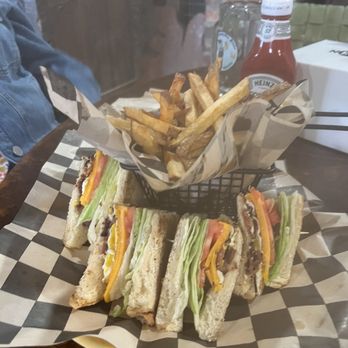 Mad Anthony's Bier Stube - BLT and fries - Pubs Near Me - Ambridge, Pennsylvania