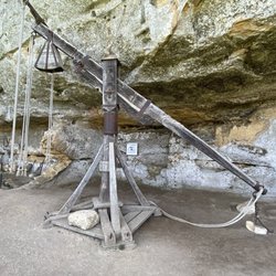 La Roque Saint Christophe - Leveling crane