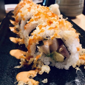 Kenko Ya - Hamachi crunch roll (kinda spicy).  10/10 would absolutely order this every time I come here lol - Japanese Near Me - Kaneohe, Hawaii
