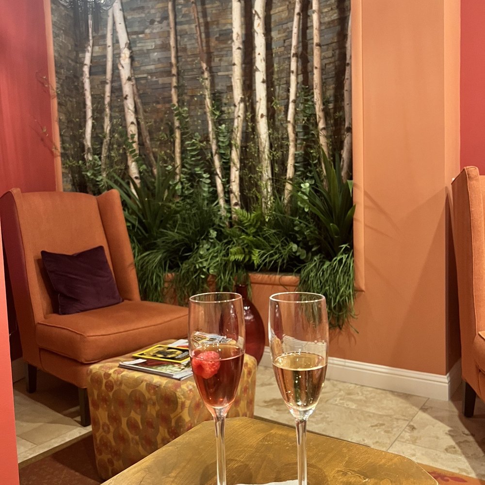 Relaxation room before and after massage with complementary champagne! Relaxation room before and after massage with complementary champagne!