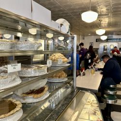 Lou's Restaurant & Bakery