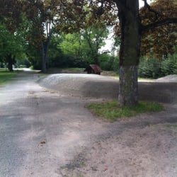 Spielplatz Im Park - Spielhaus im Sand