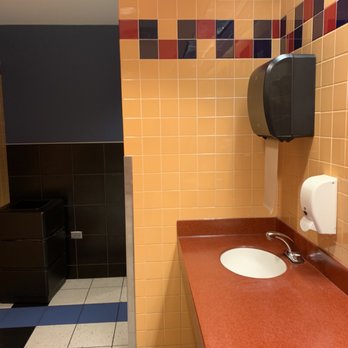AMC Cicero 14 - Men's bathroom - Cinema Near Me - Cicero, Illinois