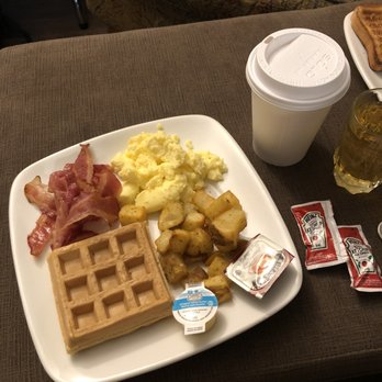 Pocaterra Inn & Waterslide - Buffet breakfast - Hotels Near Me - Canmore, Alberta