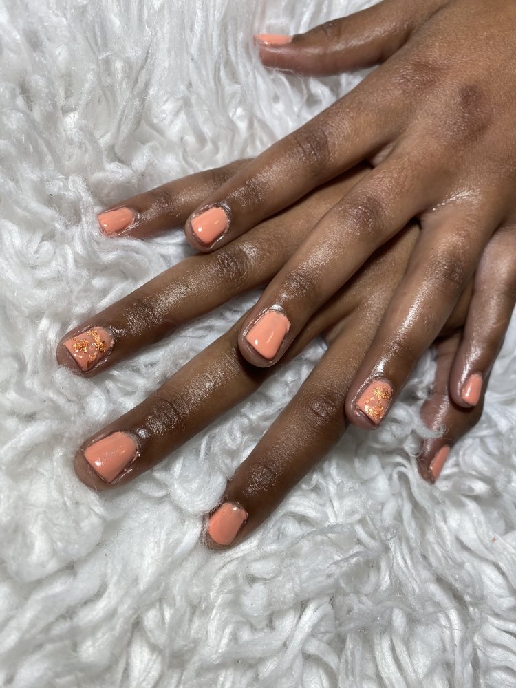 reignbow nails Logo