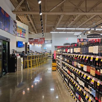 Mariano's - Bar by the wine and meat departments - Grocery Near Me - Northbrook, Illinois