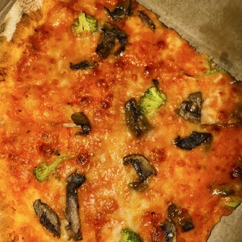 Pi Pizzaria - Cheese pie with broccoli and mushrooms - Pizza Near Me - Nantucket, Massachusetts