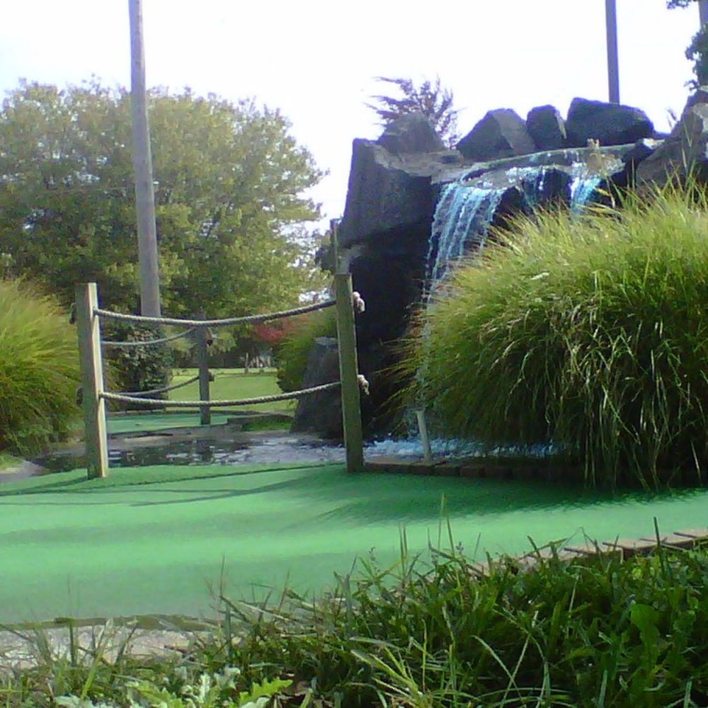 Flushing Meadows Corona Park Pool - A hole on the green...once again, note the blue waterr - Swimming Pools Near Me - Flushing, New York