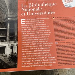 Bibliothèque Nationale et Universitaire - Stele vor dem Gebäude
