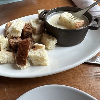 Gustav's - Pint Swiss Cheese Fondue with Bread - Pubs Near Me - Vancouver, Washington