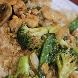 Hunan King - Garlic chicken. Fresh veggies cooked to perfection, lots of sliced chicken, and a savory, slightly sweet, nicely spicy sauce.