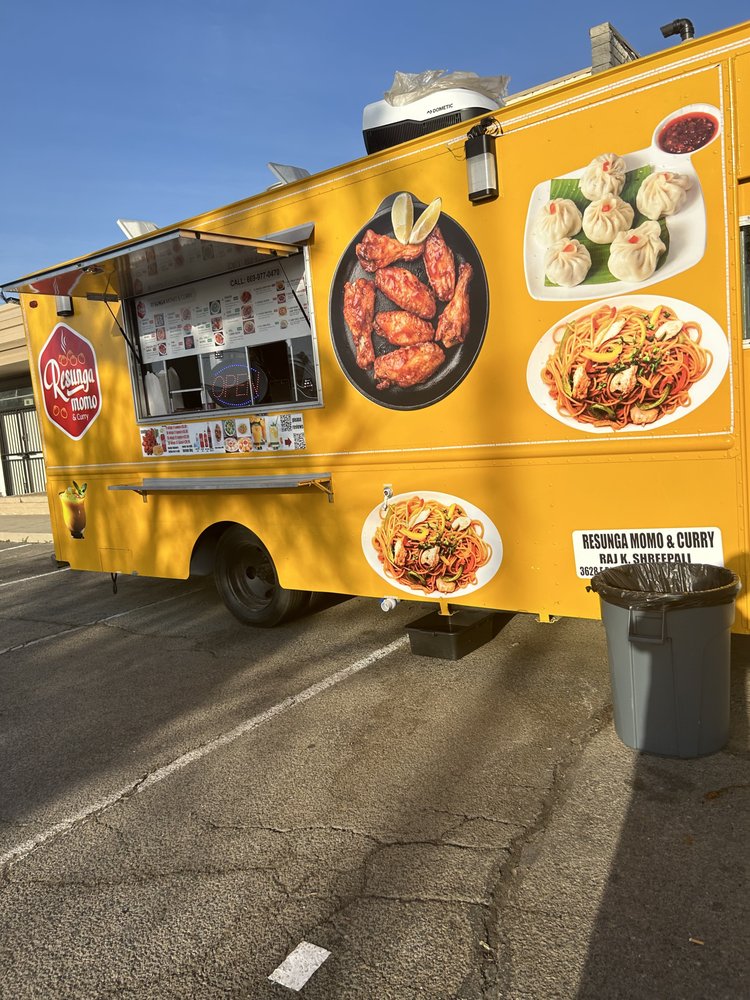 Resunga Momo and Curry Logo