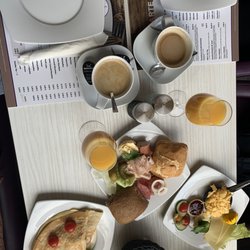 Nancys - 1Kiez-Frühstück und 1Herzhaftes  mit einem Crêpe mit Tomate und Mozzarella