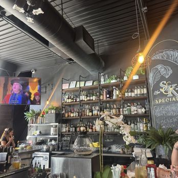 Smith & Kings - Cocktail Bars Near Me - Honolulu, Hawaii