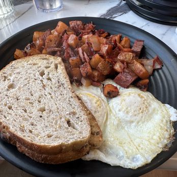 Bell the Cat - red flannel hash - Coffee & Tea Near Me - Belfast, Maine