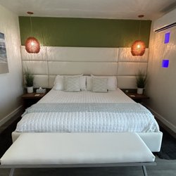 The Salty Mermaid - Oceanfront Hotel