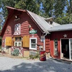 Sawyer Springs Vineyard - Outside of the establishment.